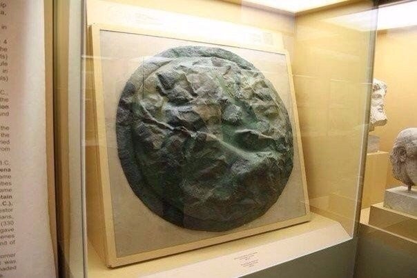 Бронзовый спартанский щит, 510 г. до нашей эры. Его вес 45 кг