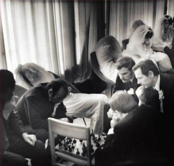 Очередь в ЗАГС. Дамы скучают, а кавалеры играют. СССР, 1960-е. 