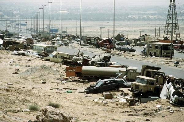 Автотранспорт, уничтоженный ВВС США на "шоссе смерти" (шоссе 80). Ирак. Апрель 1991г. 