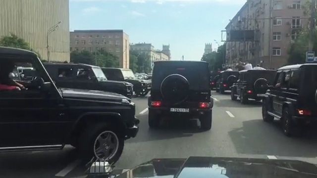 Генерал-майор ФСБ Александр Михайлов прокомментировал VIP-выпускной студентов академии ФСБ, которые устроили массовый заезд на Mercedes-Benz Gelandewagen в Москве.