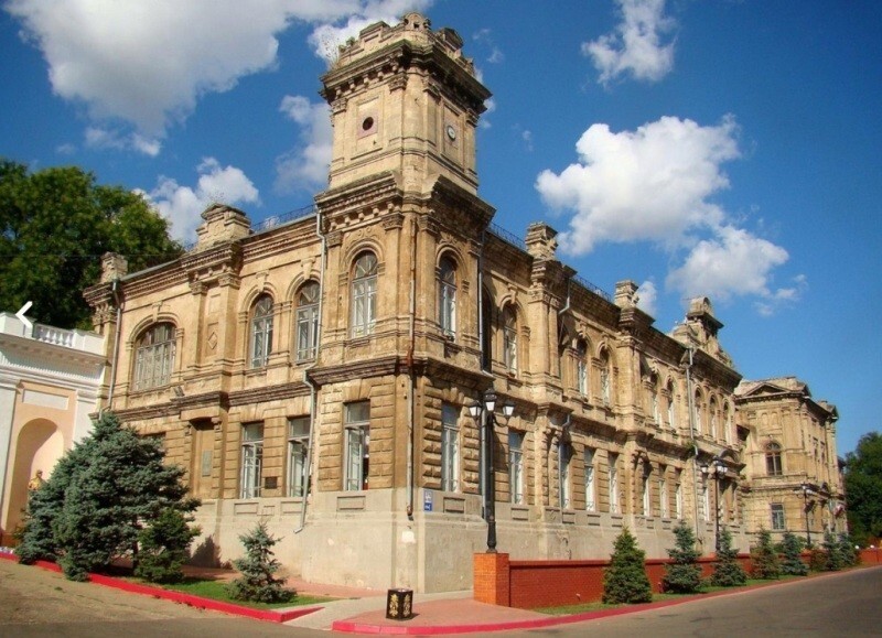 Здание бывшей Керченской женской гимназии (ныне гимназия № 2 имени Короленко)
