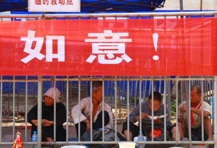 Китайская ярмарка с бомжами за решеткой