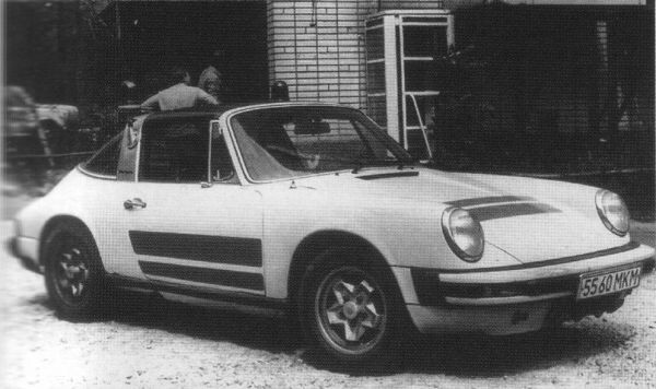  2 автомобиля Porsche 911 у ГАИ во времена СССР