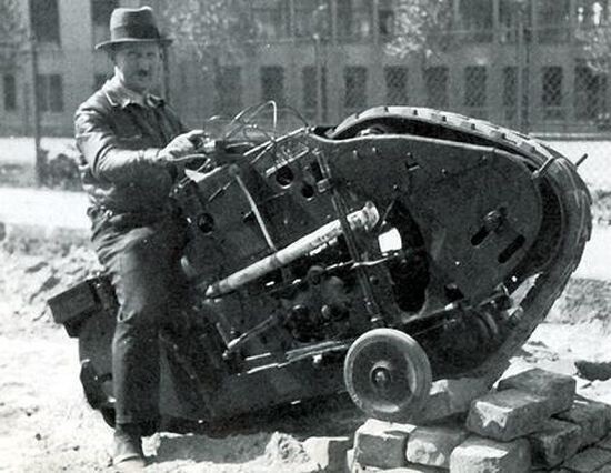 Позже Леэтр добавил в свою конструкцию боковые колеса, но армия так и не заинтересовалась его разработкой.