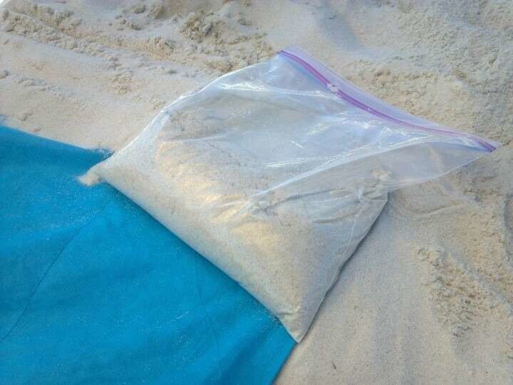 3. Чтобы удерживать полотенца на месте, используйте пакеты с песком