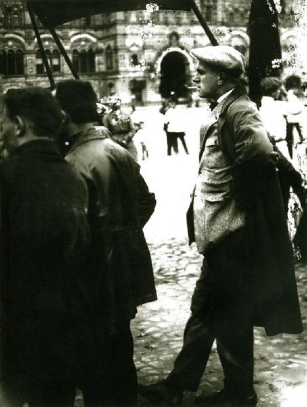Владимир Маяковский на Красной площади. Москва, 1 мая 1928 года