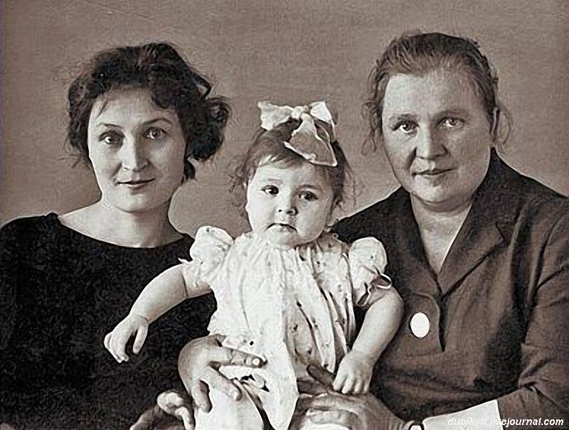 Жанна Агузарова с мамой Людмилой Савченко и бабушкой Олимпиадой Петровной