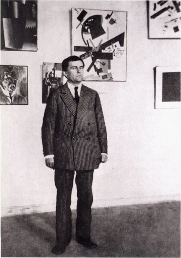 1924 г  Казимир Малевич у своих работ в Музее художественной культуры. Петроград