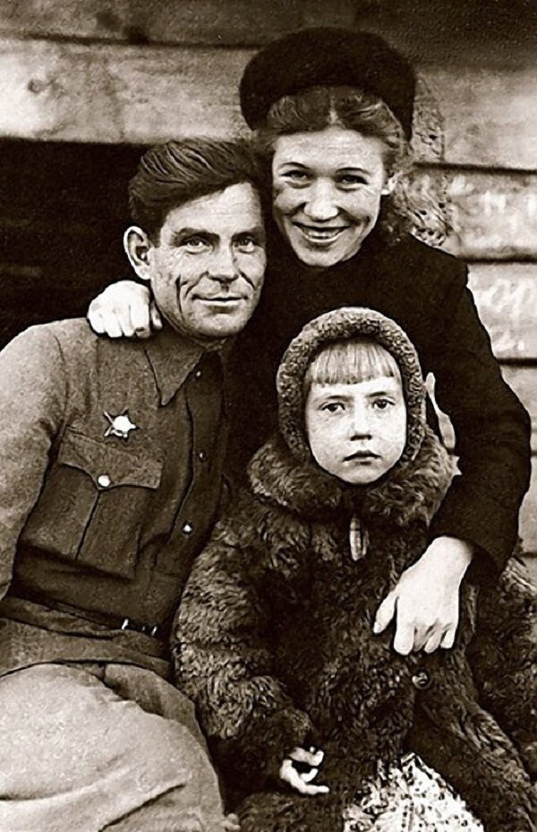 Инна Чурикова с папой Михаилом Кузьмичом и мамой Елизаветой Захаровной