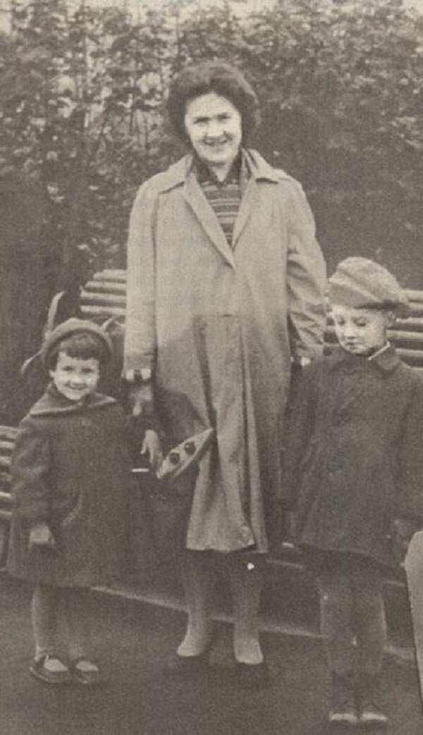Юрий Шевчук с мамой и сестрой