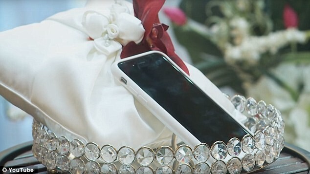 Невесту в честь торжества нарядили в белый чехол. 