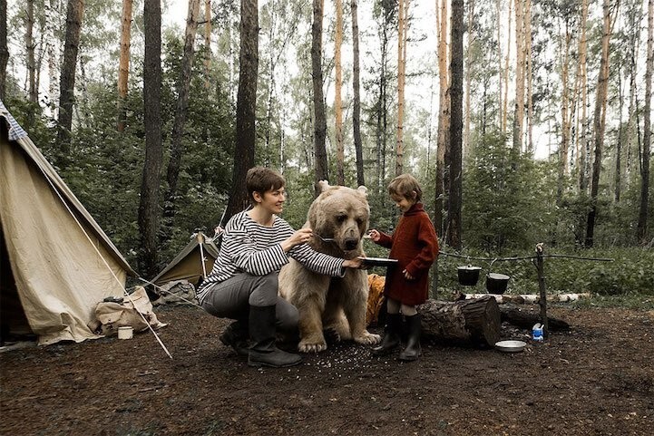 Домашний медведь Степан снялся в фотосессии