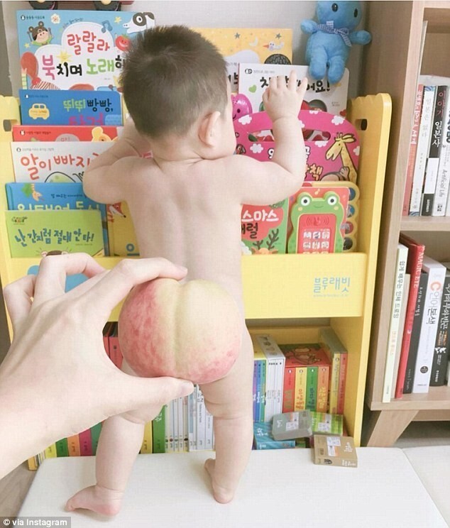Новый тренд в японских соцсетях: мамы закрывают голые попки на младенческих фото персиками