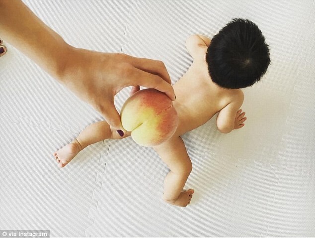 Новый тренд в японских соцсетях: мамы закрывают голые попки на младенческих фото персиками