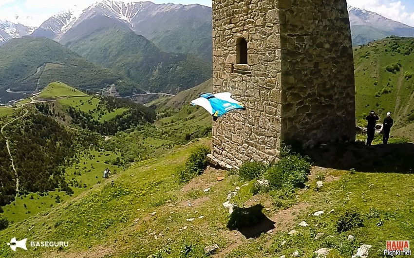 Бейсджампер Ратмир Нагимьянов проносится мимо сторожевых башен в горах Ингушетии