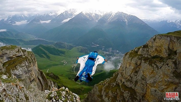 Бейсджампер Ратмир Нагимьянов проносится мимо сторожевых башен в горах Ингушетии