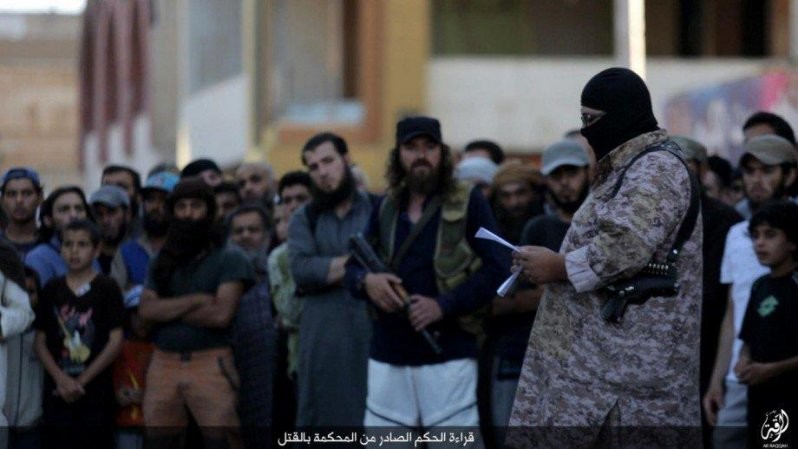 ИГИЛовцы обезглавливают жертву перед толпой