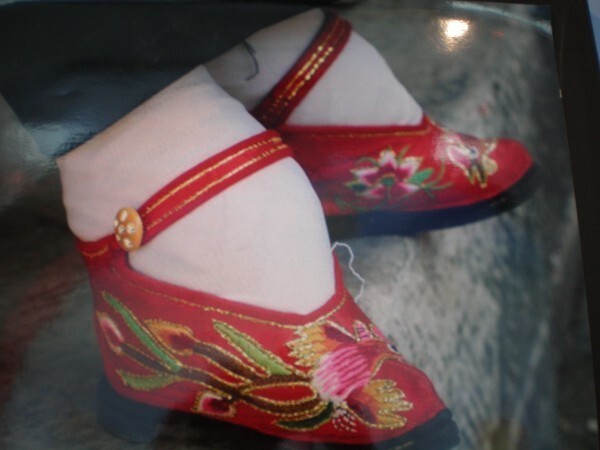 Последние китаянки с "лотосовыми ножками"