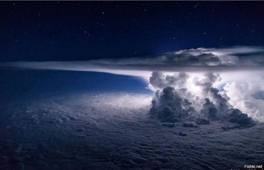 Фото ночной грозы с самолёта над Тихим Океаном