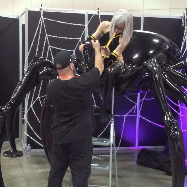 Своими руками: превращение девушки в гигантского паука