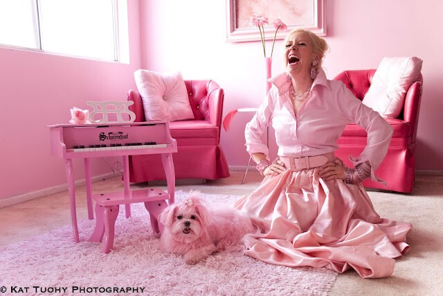 Женщина в розовом потратила на свою страсть миллион долларов!