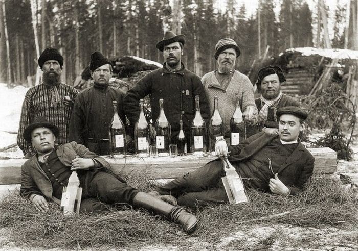 Праздник в честь окончания путины. Отмечают традиционным напитком рыбаков - так называемым хлебным виномо
