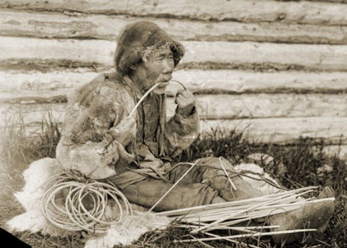 Якут мастерит рыболовную снасть, 1910 год