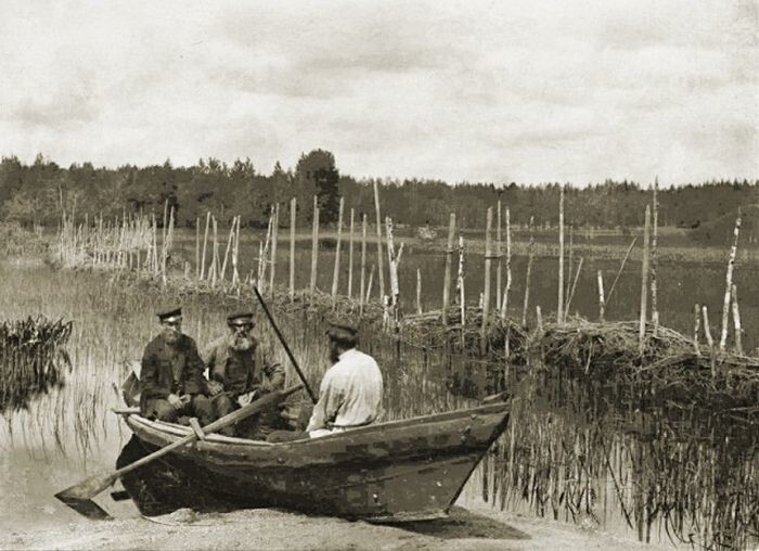 Рыболовный закол (забитые в дно водоема колья) при впадении Волги в озеро Стерж, 1892 год