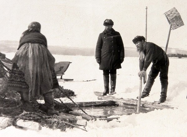 Зимний лов в Карелии: заонежские рыбаки у проруби