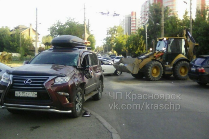 Авария дня. Трактор подбил Лексус при повороте налево 