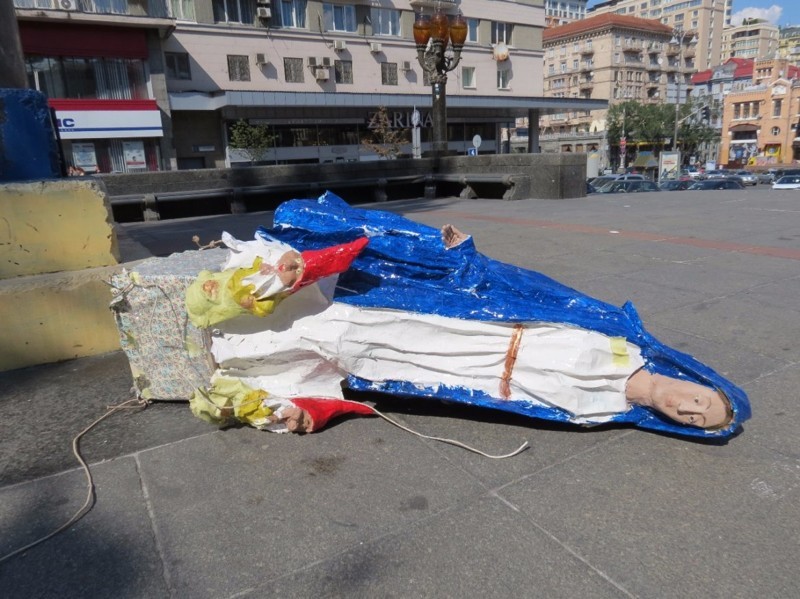 Даже Матерь Божья не выдержала украинского днища