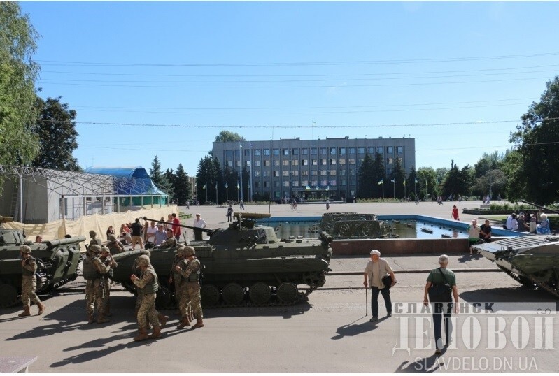 2 года «освобождения» Славянска: полицаи, грустные барабанщицы и рождение новых легенд