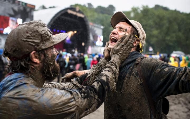 Почему бы не поиграться с грязью во время музыкального фестиваля?