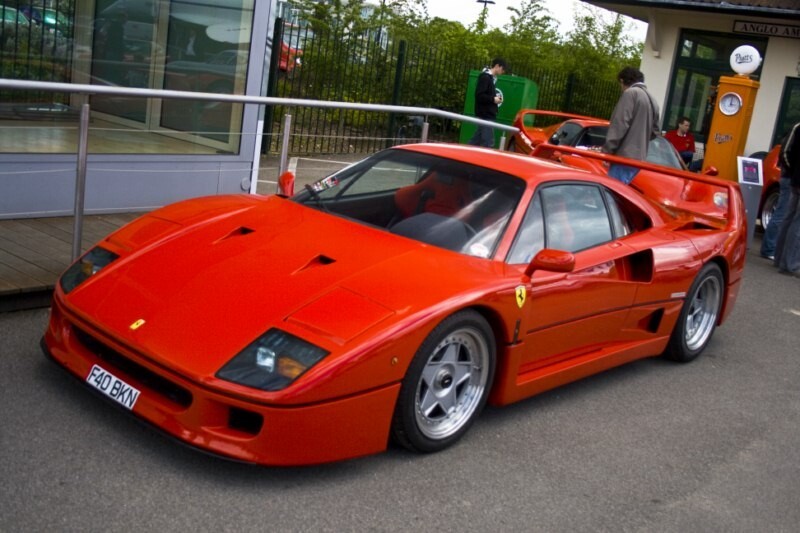 Ferrari F40 1987 года. Двухдверный заднеприводный спорткар в дальнейшем ставший гоночным.