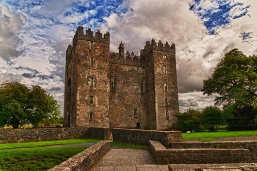 Замок Бунратти, Ирландия. Построен в 1425 году.