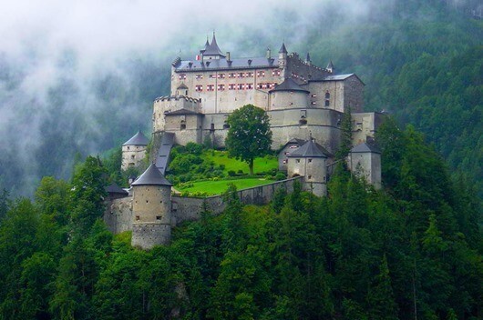 Замок Хоэнверфен, Австрия. Построен в 1075—1078 году.
