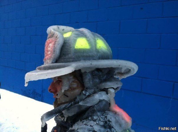 Шлем пожарного после 6-ти рабочих выездов в морозный день