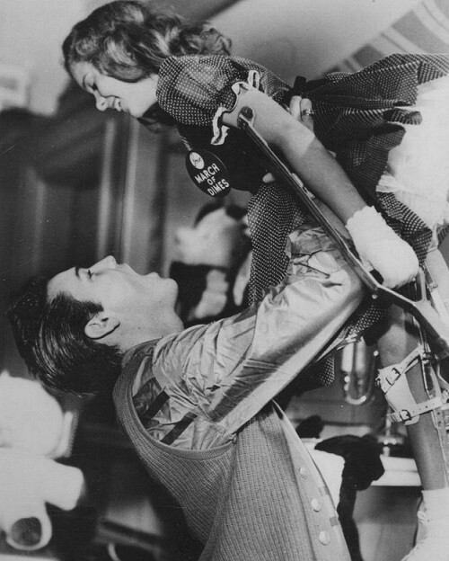 Элвис Пресли и девушка, страдающая полиомиелитом, 1958 год