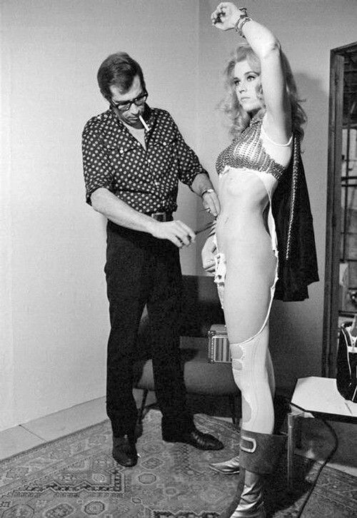 Роже Вадим и Джейн Фонда на съемках ленты о межгалактической искательнице сексуальных приключений Барбарелле, 1968 год