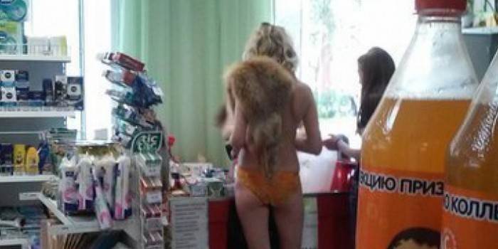В Коми голая девушка пришла в магазин, накинув на себя лишь шкурку лисы