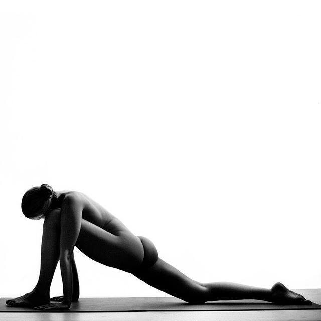 Неизвестная спортсменка выкладывает в Инстаграм* фото, как она занимается йогой голышом