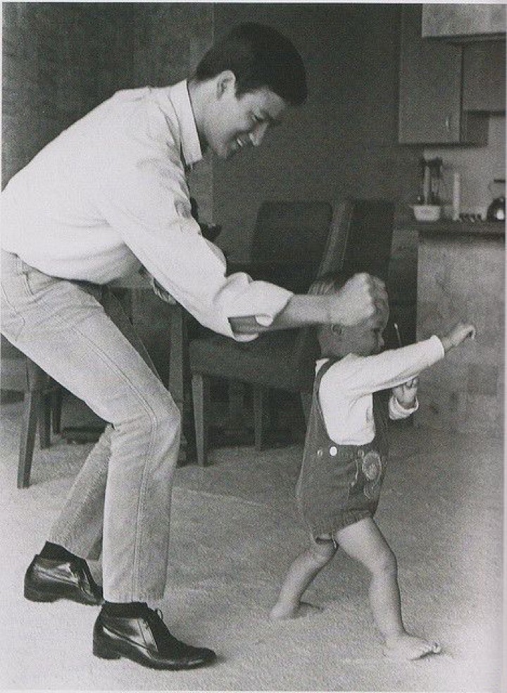 24. Брюс Ли с сыном в 1966. 