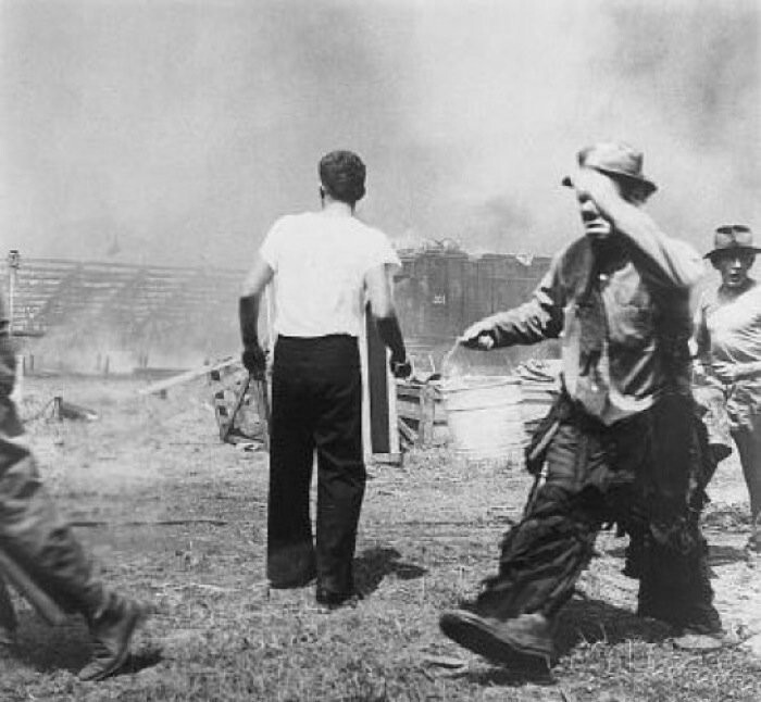 43. Грустный клоун Эмметт Келли в своем гриме, несет ведро воды. 6 июля 1944 во время пожара в передвижном цирке погибло 167 человек. Эту трагедию назвали "день плачущего клоуна" из-за этой фотографии. 
