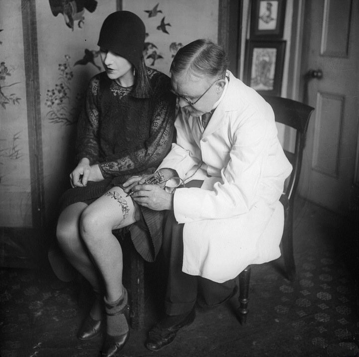 19. Барышня наносит татуировку, 1930-ые. 