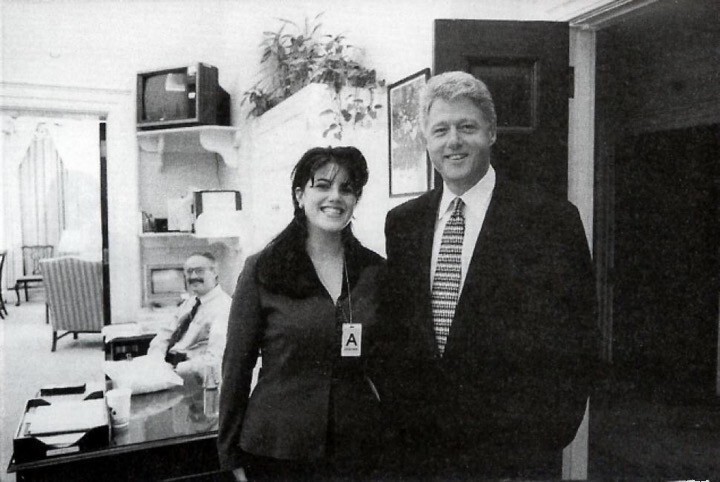 23. Билл Клинтон, тогда уже президент, и молодая интерн Моника Левински. 1995. 