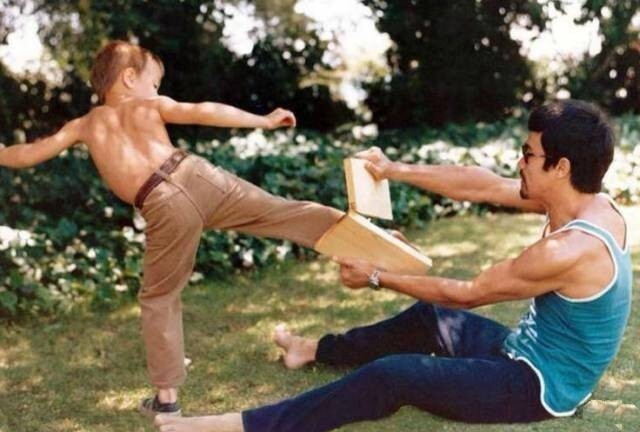 38. Брюс Ли учит сына Брэндона боевым искусствам. 1971 год. 