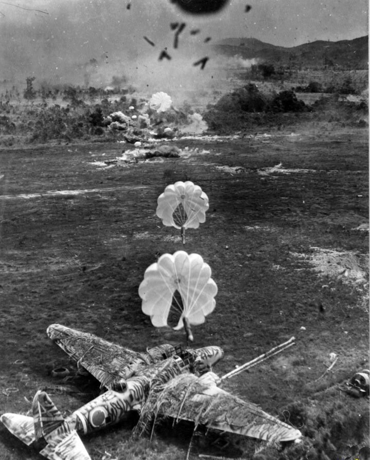 13. Фотография с американского самолета A-20 Havoc во время бомбового удара по японскому военному аэродрому. 
