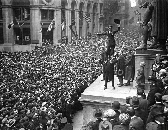 40. Чарли Чаплин на руках у Дугласа Фэрбенкса, великого актера немого кино. 1918. 