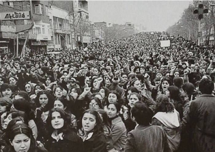 41. Иранские женщины протестуют против введения закона об обязательно ношении хиджаба после революции 1979 года. 