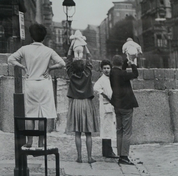 10. Семья из Западного Берлина показывает внуков дедушке и бабушке в Восточном Берлине. 